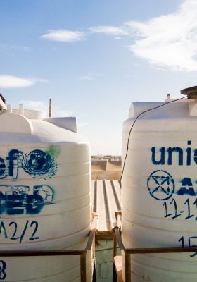 Un employé syrien d'ACTED, Cash-for-Worker, remplit les réservoirs d'eau, Zaatari
