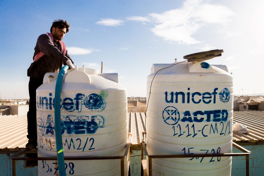 Un employé syrien d'ACTED, Cash-for-Worker, remplit les réservoirs d'eau, Zaatari