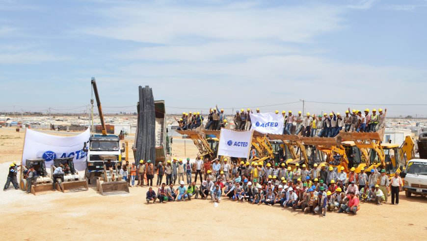 Les travailleurs syriens et le personnel d'ACTED célèbrent l'achèvement de la phase 1 du réseau d'assainissement, Zaatari