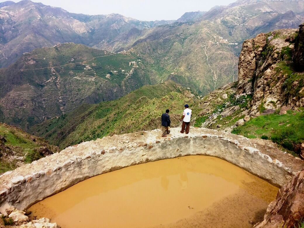 Dans les montagnes de Raymah (Yémen). ACTED soutient les producteurs de café pour augmenter leur production et renforcer la chaîne de valeur du café de Raymah - Ici : un réservoir d'eau pour faciliter l'accès à de l'eau pour l'irrigation des cultures