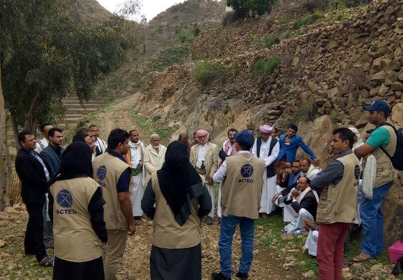 ACTED staff delievering cholera awareness and prevention sessions, as well as distributing chlorine tablets to families in Al Kusma district, Raymah Governorate, May 2017