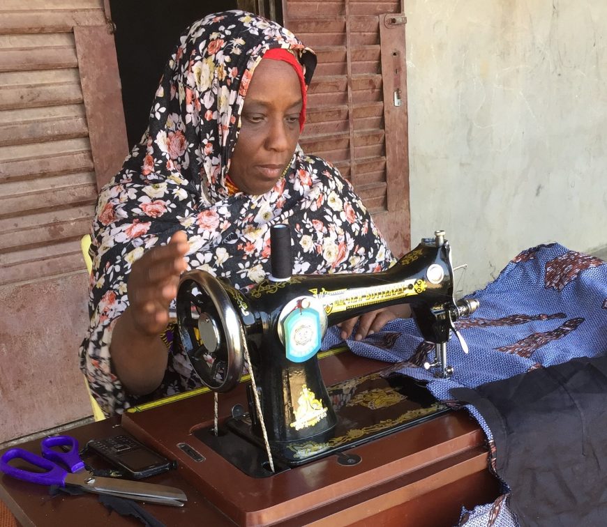 Une femme a pu relancer son activité de couturière à son domicile, grâce au soutien d'ACTED