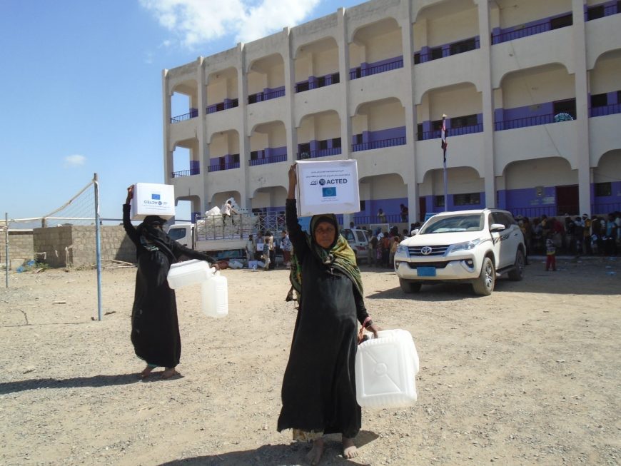 Distributing Cholera Kits in Al-Swaida shelter