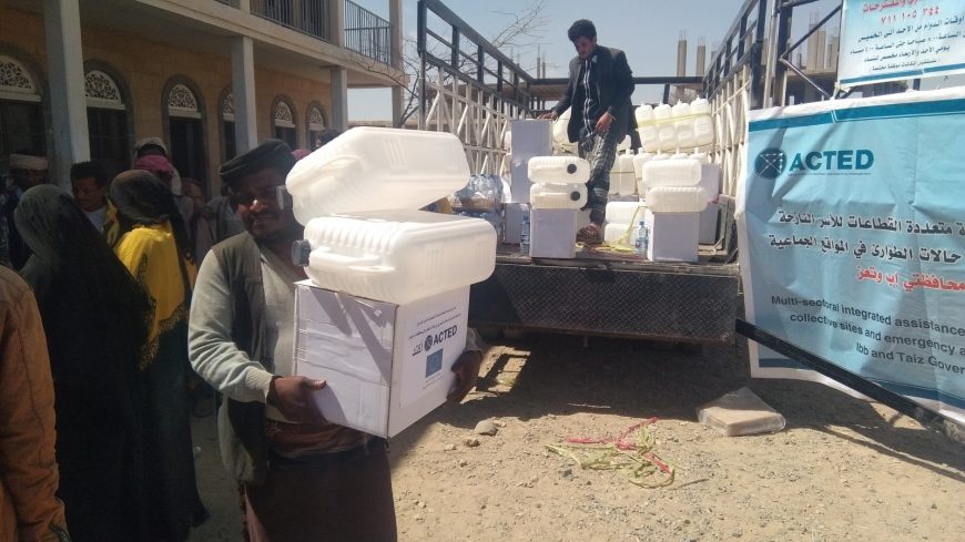 Distributing Cholera Kits in Al-Swaida shelter