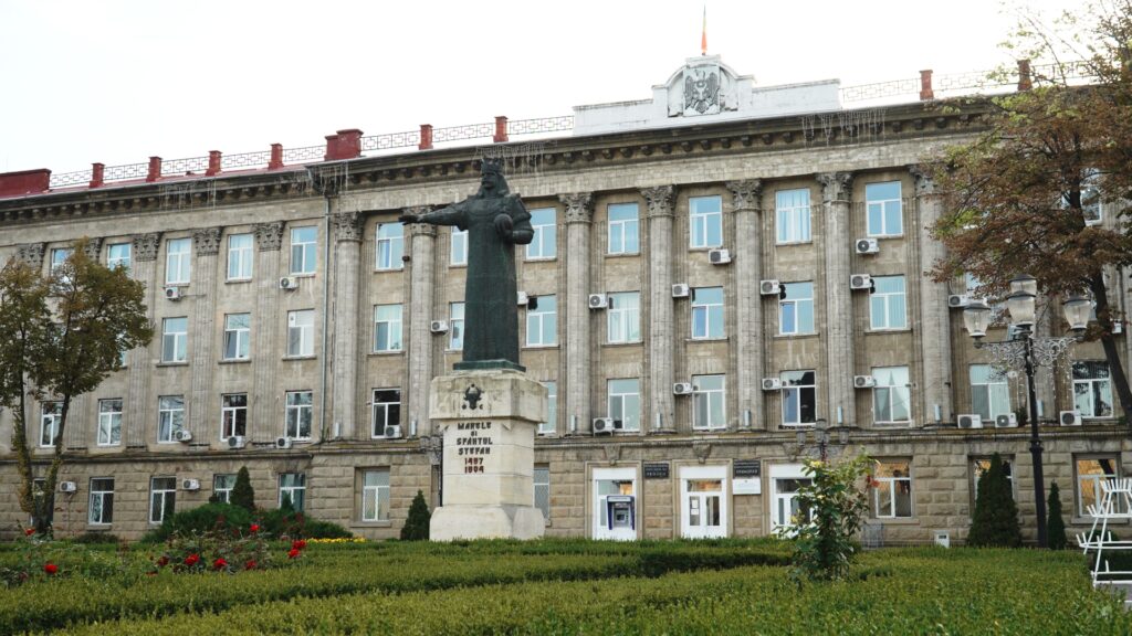 Receiving cash for rent assistance in Moldova Yulia and Andrii's Story