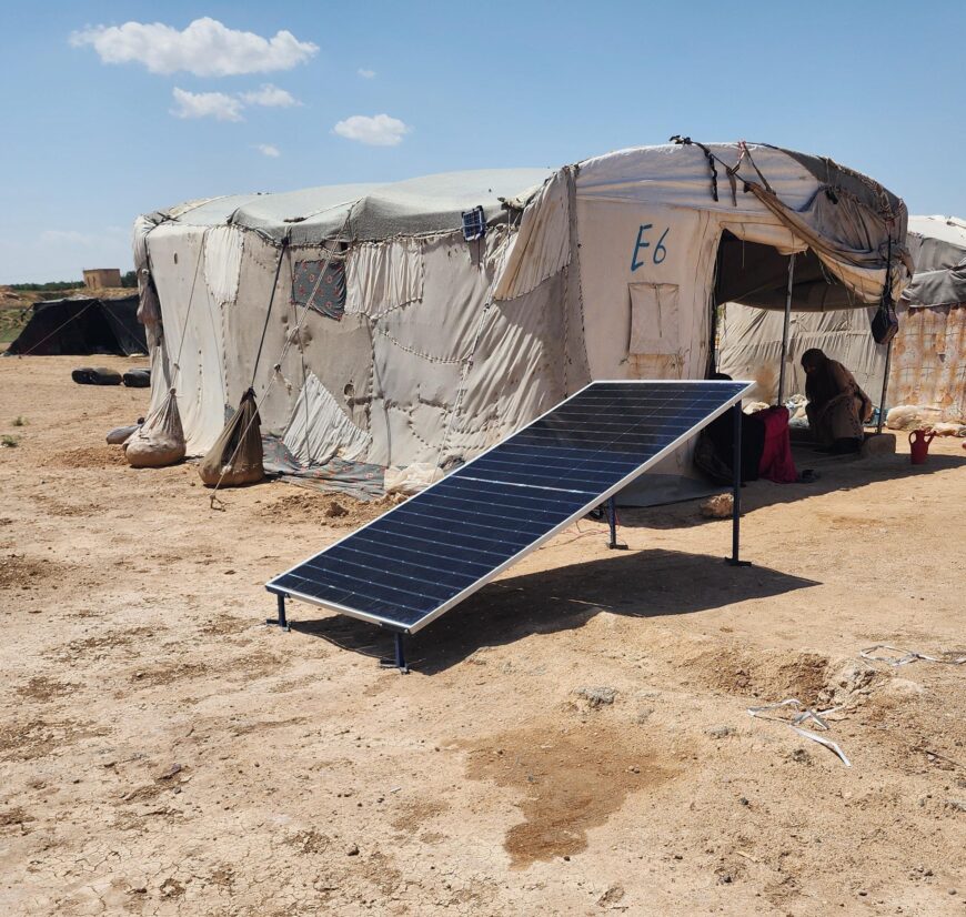 Distribution et installation par Acted de systèmes solaires pour les familles déplacées, juin 2024